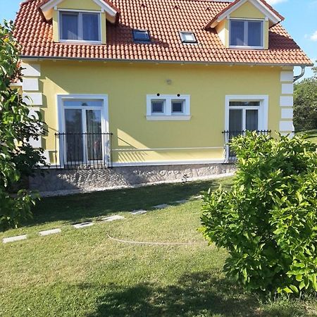 Kondics Apartmanhaz Шарвар Экстерьер фото