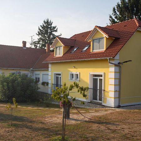 Kondics Apartmanhaz Шарвар Экстерьер фото
