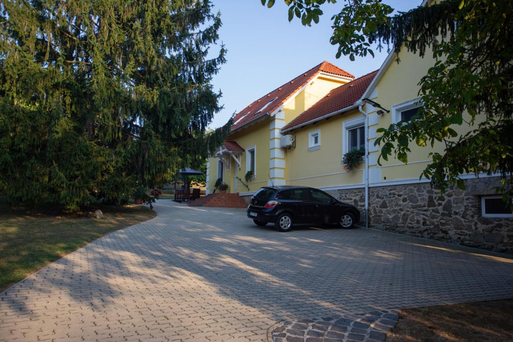 Kondics Apartmanhaz Шарвар Экстерьер фото