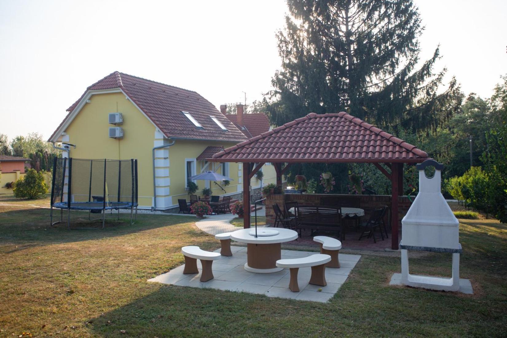 Kondics Apartmanhaz Шарвар Экстерьер фото