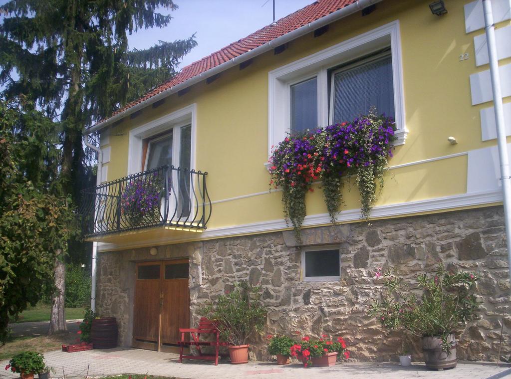 Kondics Apartmanhaz Шарвар Экстерьер фото