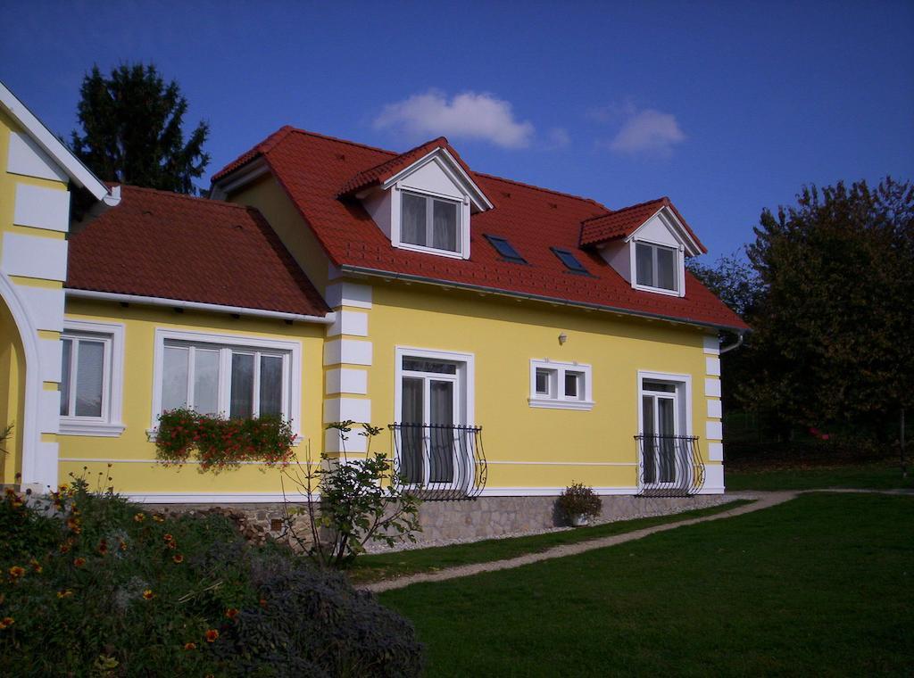 Kondics Apartmanhaz Шарвар Экстерьер фото