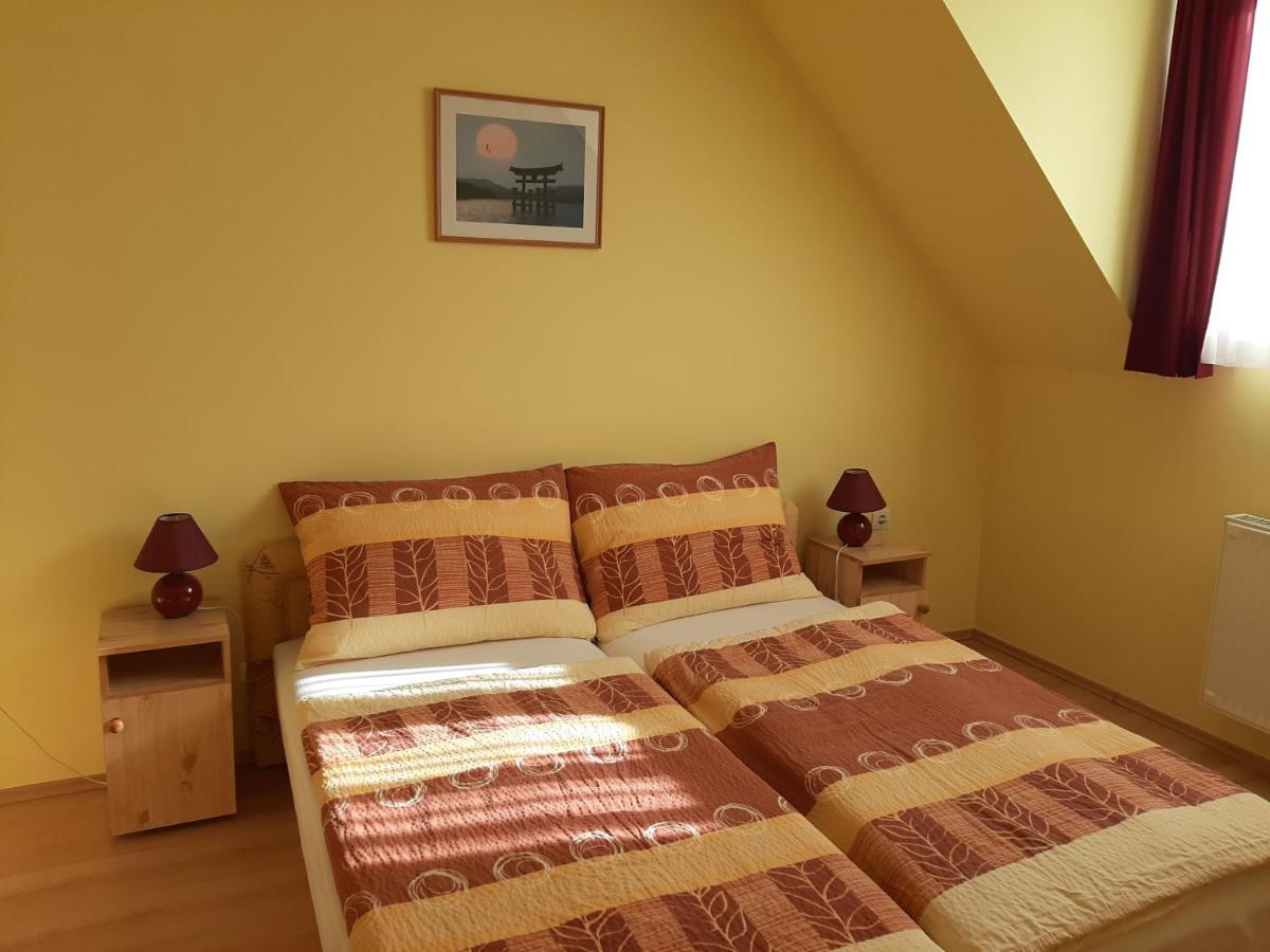 Kondics Apartmanhaz Шарвар Экстерьер фото