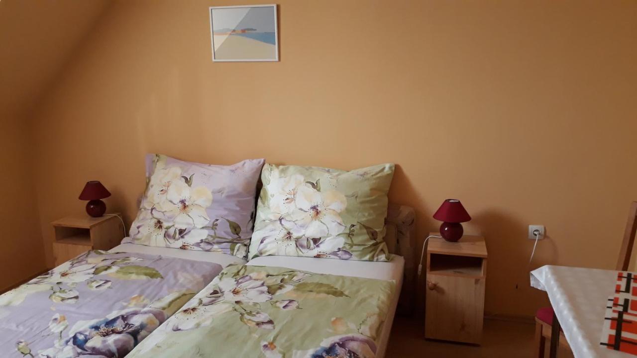 Kondics Apartmanhaz Шарвар Экстерьер фото